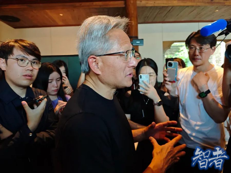 黄仁勋 回应争议，英伟达 在中美博弈中找到微妙平衡.jpg